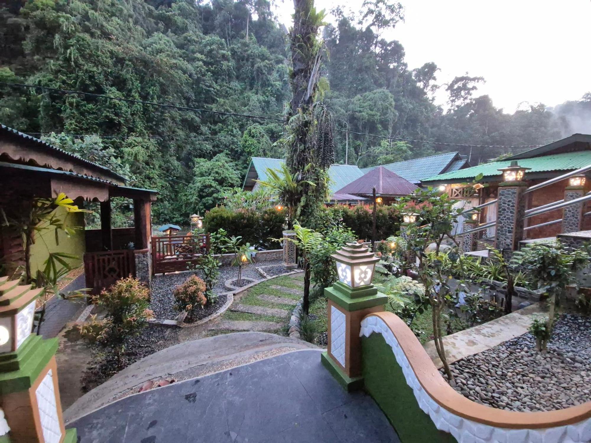 Sam'S Bungalows And Treks Bukit Lawang Dış mekan fotoğraf